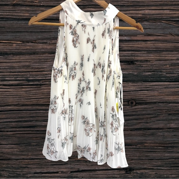 Floral Pleated Blouse - white floral - Picture 1 of 5